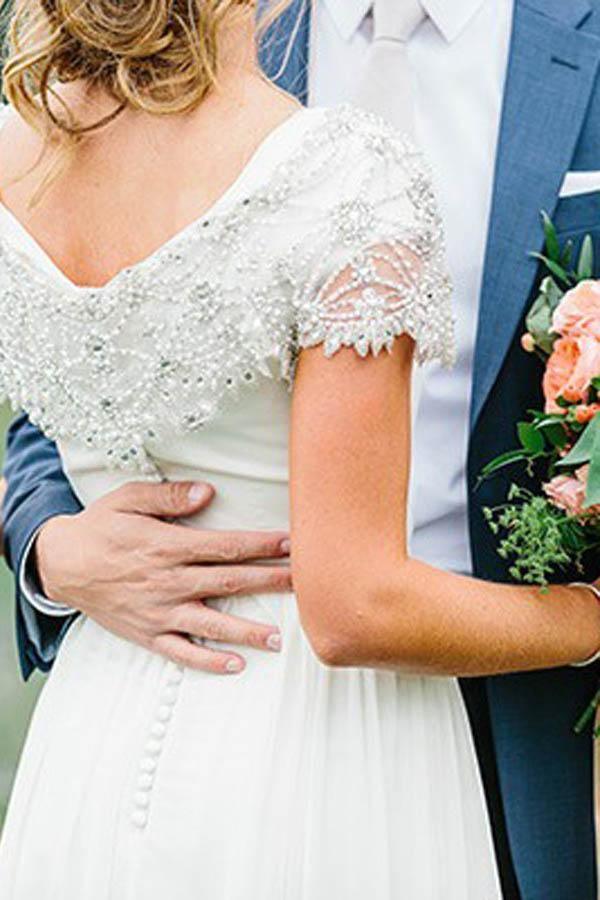 Vestido de novia de gasa con escote en V y corte A con cuentas WD402