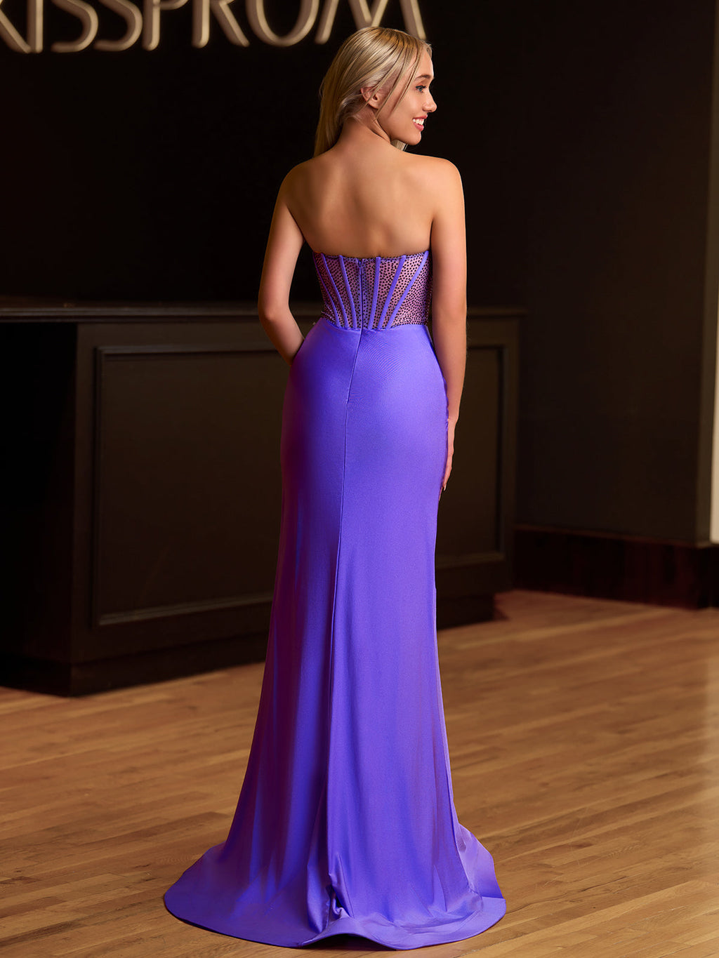 Arana| Vestidos de fiesta largos de satén sin tirantes, corte sirena fucsia y con cuentas