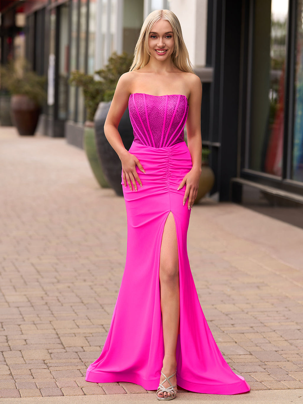 Arana| Vestidos de fiesta largos de satén sin tirantes, corte sirena fucsia y con cuentas