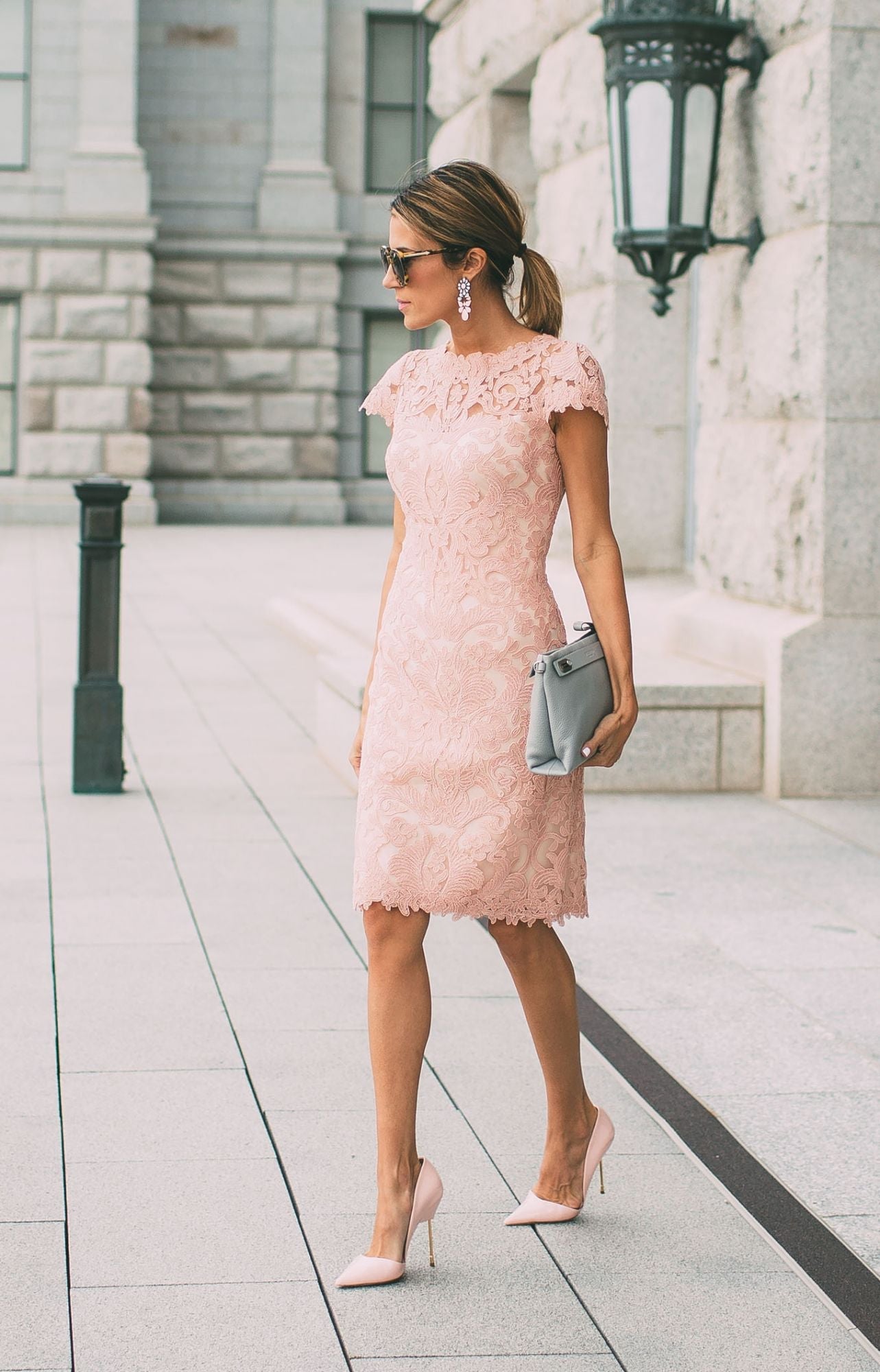 Vestido de fiesta clásico rosa corto de encaje con mangas