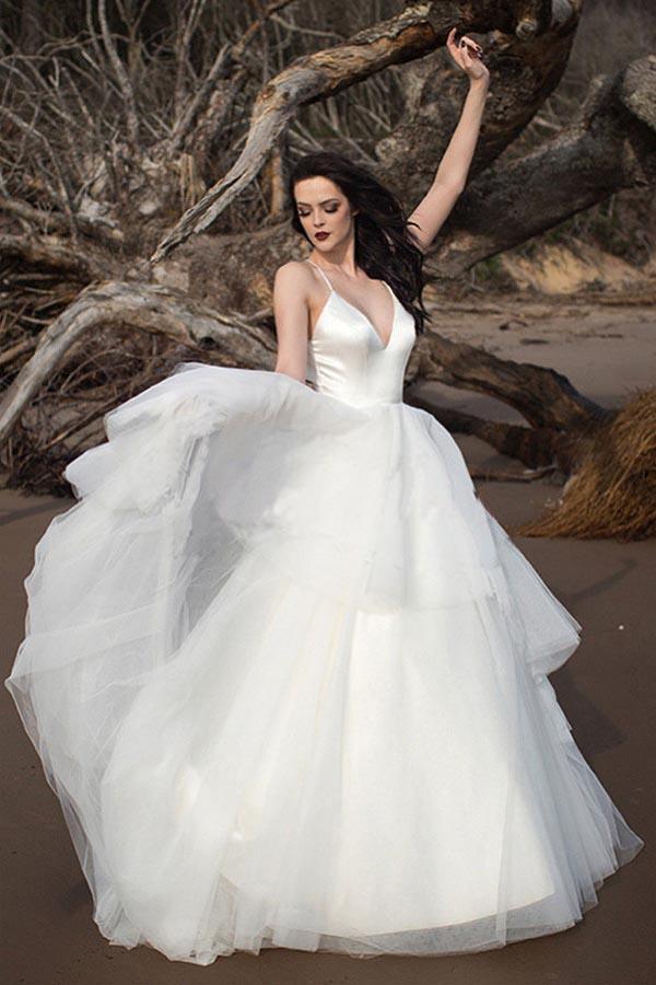 Vestido de novia largo color marfil con escote en V y tirantes clásicos WD388