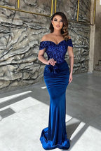 Elegante vestido de fiesta con escote en forma de corazón, lentejuelas azules, hombros descubiertos y corte columna hasta el suelo.