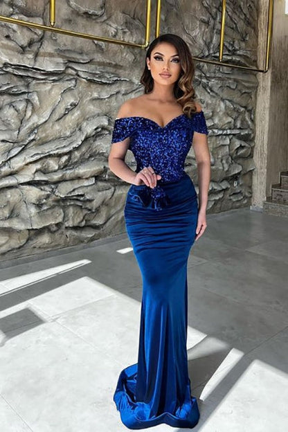 Elegante vestido de fiesta con escote en forma de corazón, lentejuelas azules, hombros descubiertos y corte columna hasta el suelo.