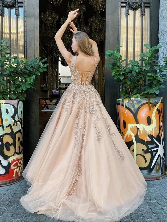 Vestido de fiesta sin espalda de tul con encaje y apliques de bateau largo y elegante
