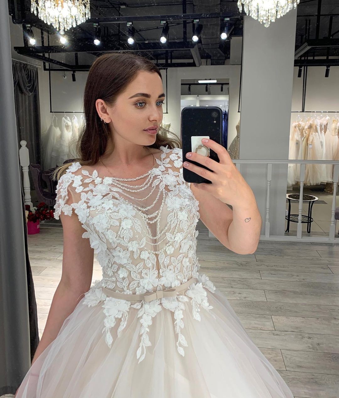 Vestido de novia elegante de corte A largo con escote barco, apliques de encaje y tul con lazo