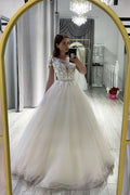 Vestido de novia elegante de corte A largo con escote barco, apliques de encaje y tul con lazo