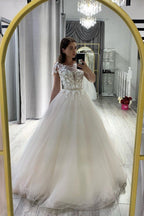 Vestido de novia elegante de corte A largo con escote barco, apliques de encaje y tul con lazo