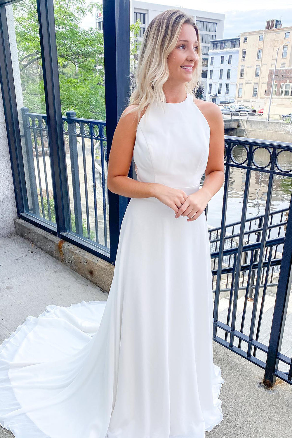 Vestido de novia elegante de satén largo con escote halter, espalda abierta y corte A