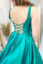 Vestido de fiesta elegante, largo, de satén, con tirantes finos, espalda descubierta y bolsillos.