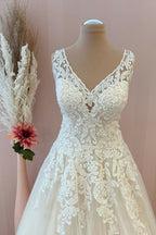 Vestido de novia elegante, largo, corte A, escote en forma de corazón, apliques de encaje, tul y espalda descubierta