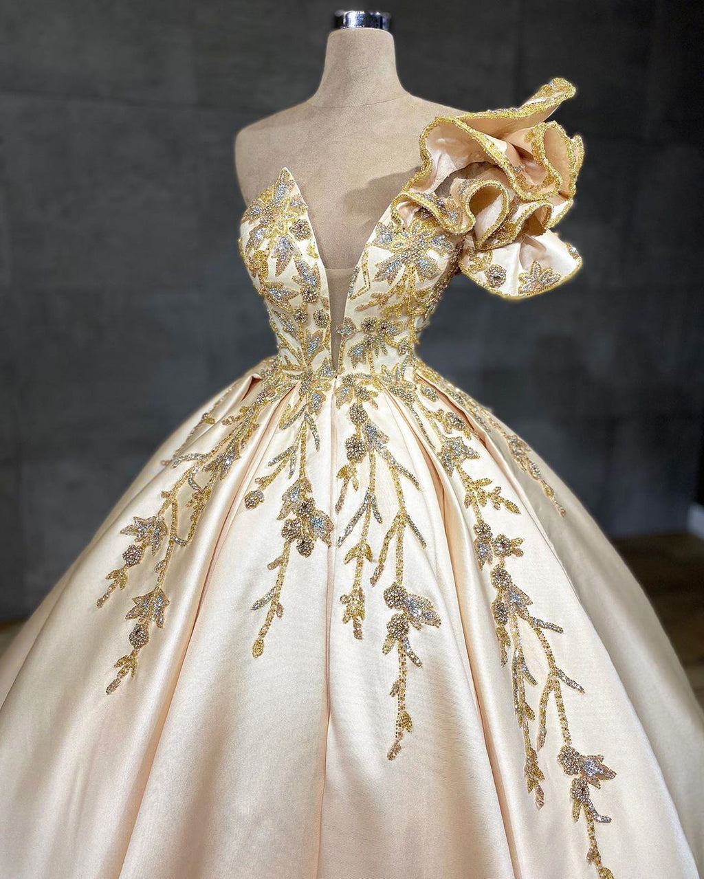 Vestido de novia elegante, largo, corte A, escote corazón, satén con cristales y volantes