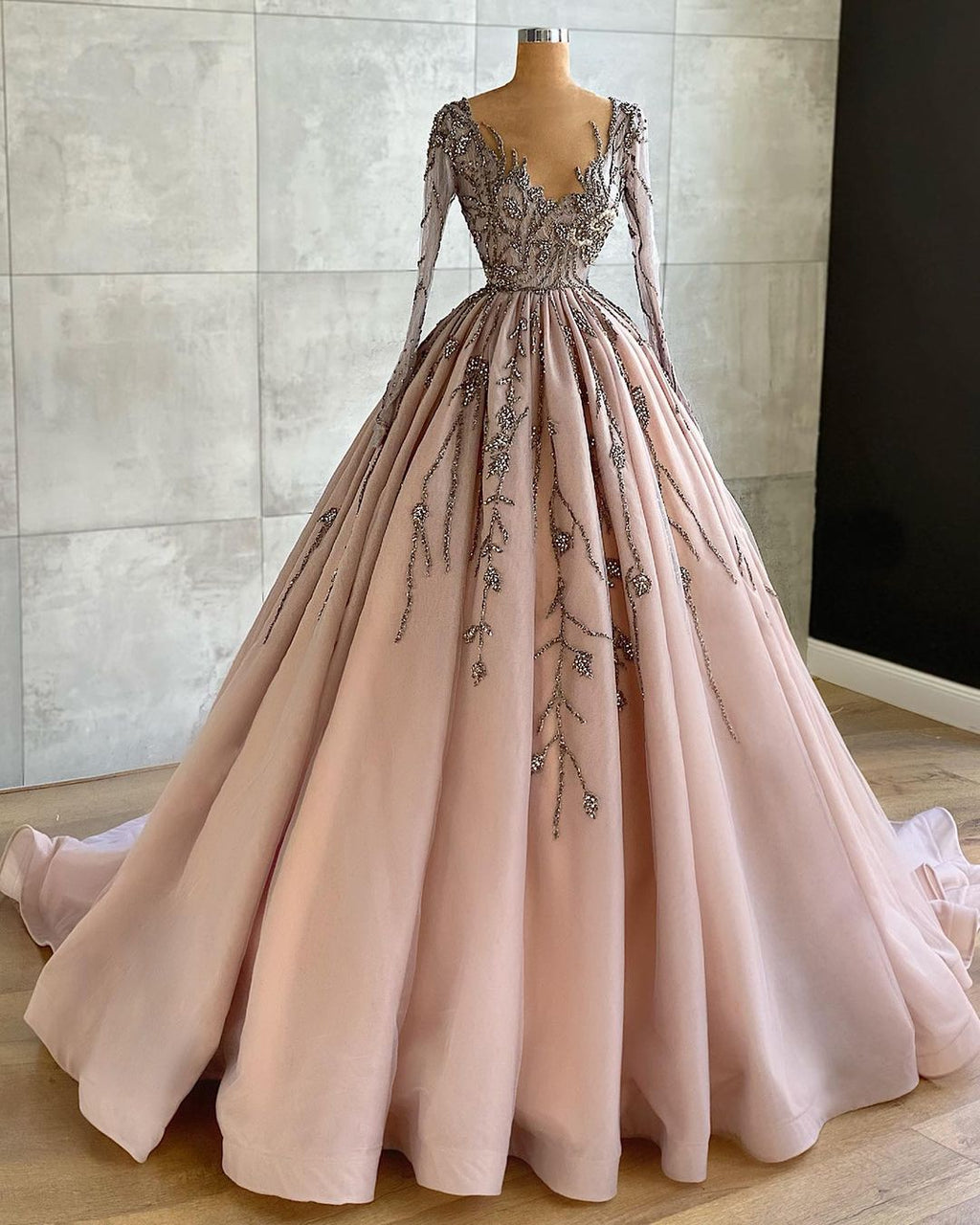 Vestido de fiesta elegante de tul con escote en V, largo y elegante, con cuentas y mangas