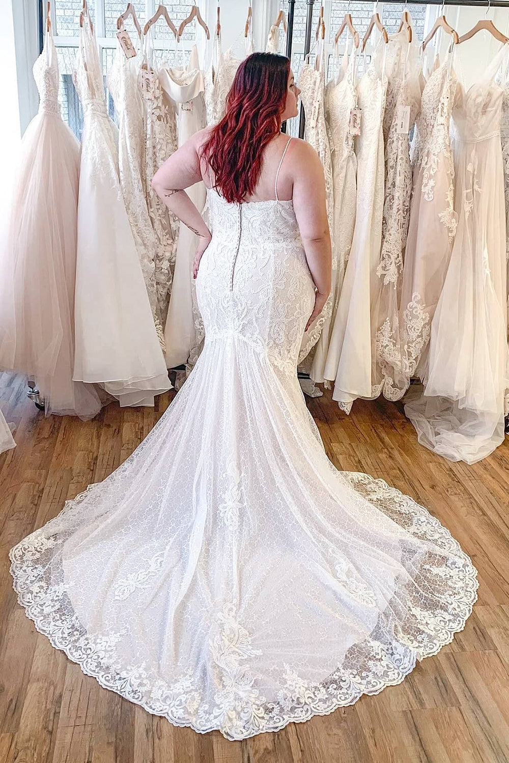 Vestido de novia elegante de corte sirena largo con apliques de encaje y tirantes finos, sin espalda