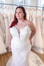 Vestido de novia elegante de corte sirena largo con apliques de encaje y tirantes finos, sin espalda