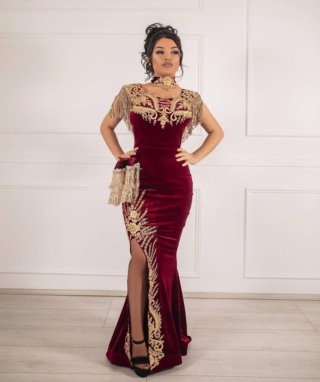 Vestido de fiesta elegante de terciopelo con apliques de sirena y abertura