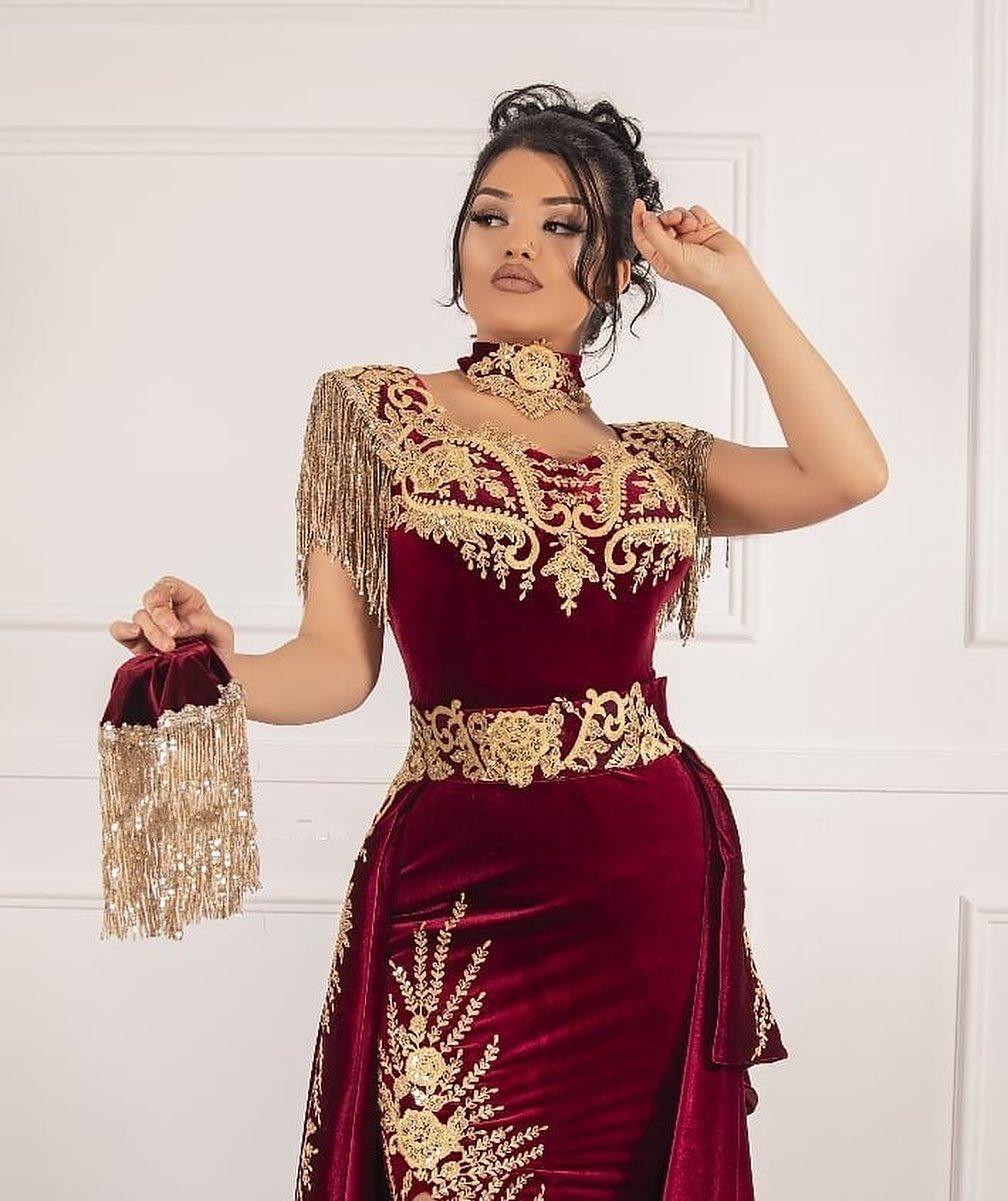 Vestido de fiesta elegante de terciopelo con apliques de sirena y abertura