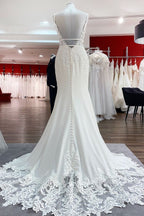 Vestido de novia elegante de sirena largo con escote en V, satén, espalda abierta y apliques de encaje