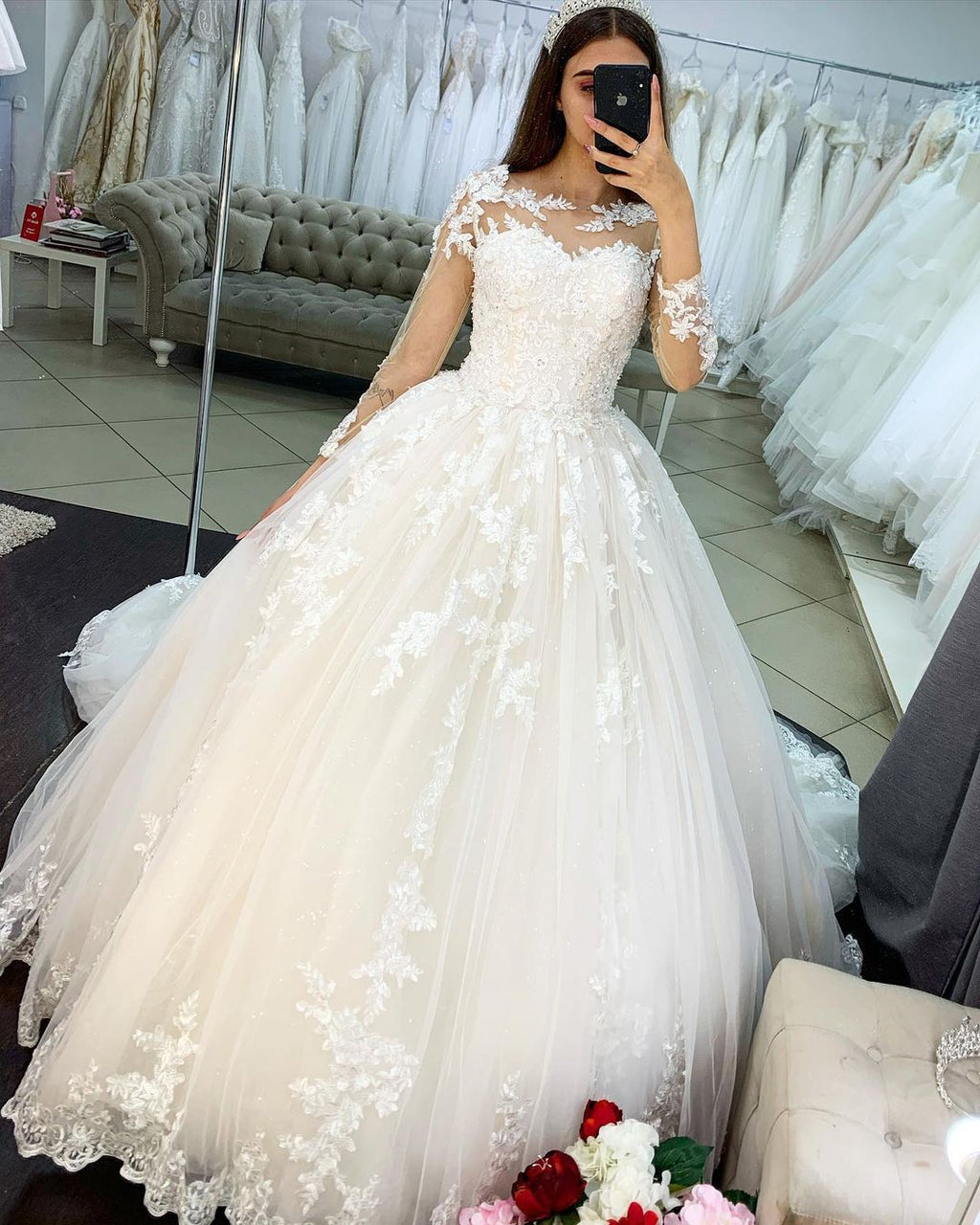 Vestido de novia elegante de tul con encaje, apliques de princesa y mangas largas