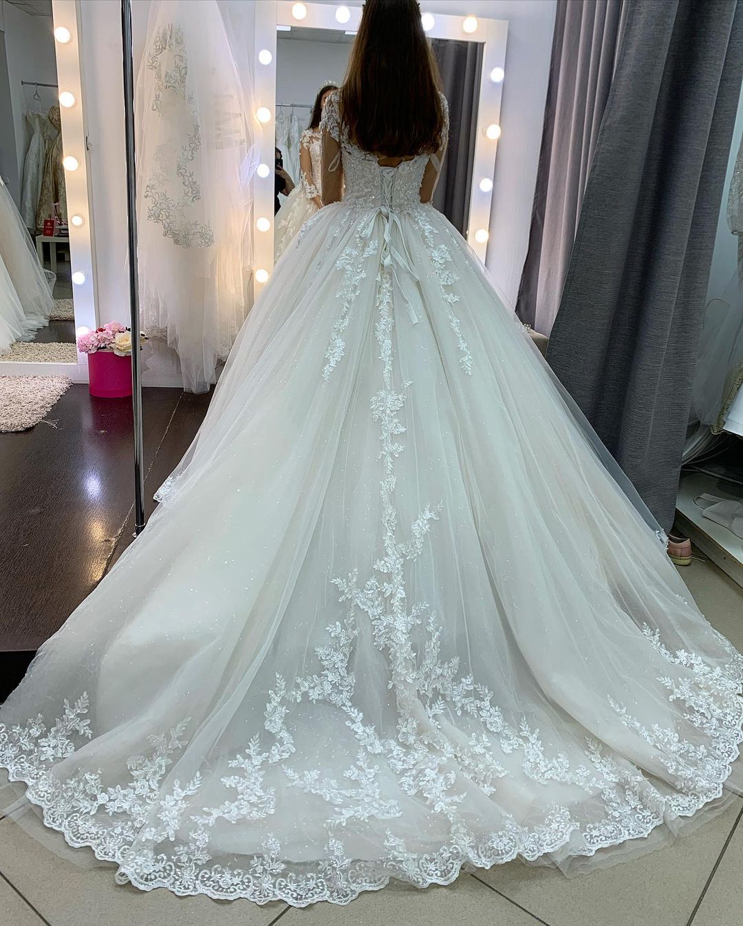 Vestido de novia elegante de tul con encaje, apliques de princesa y mangas largas