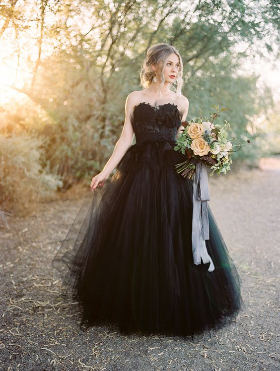 Vestido de novia elegante de tul negro con espalda abierta, estilo princesa, largo y encaje