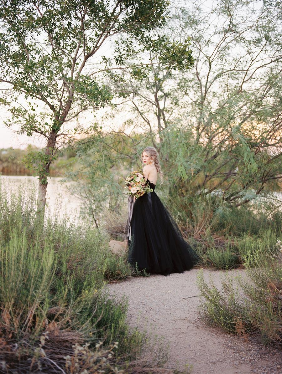Vestido de novia elegante de tul negro con espalda abierta, estilo princesa, largo y encaje