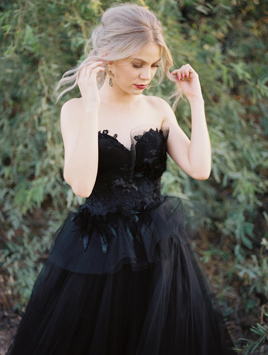 Vestido de novia elegante de tul negro con espalda abierta, estilo princesa, largo y encaje