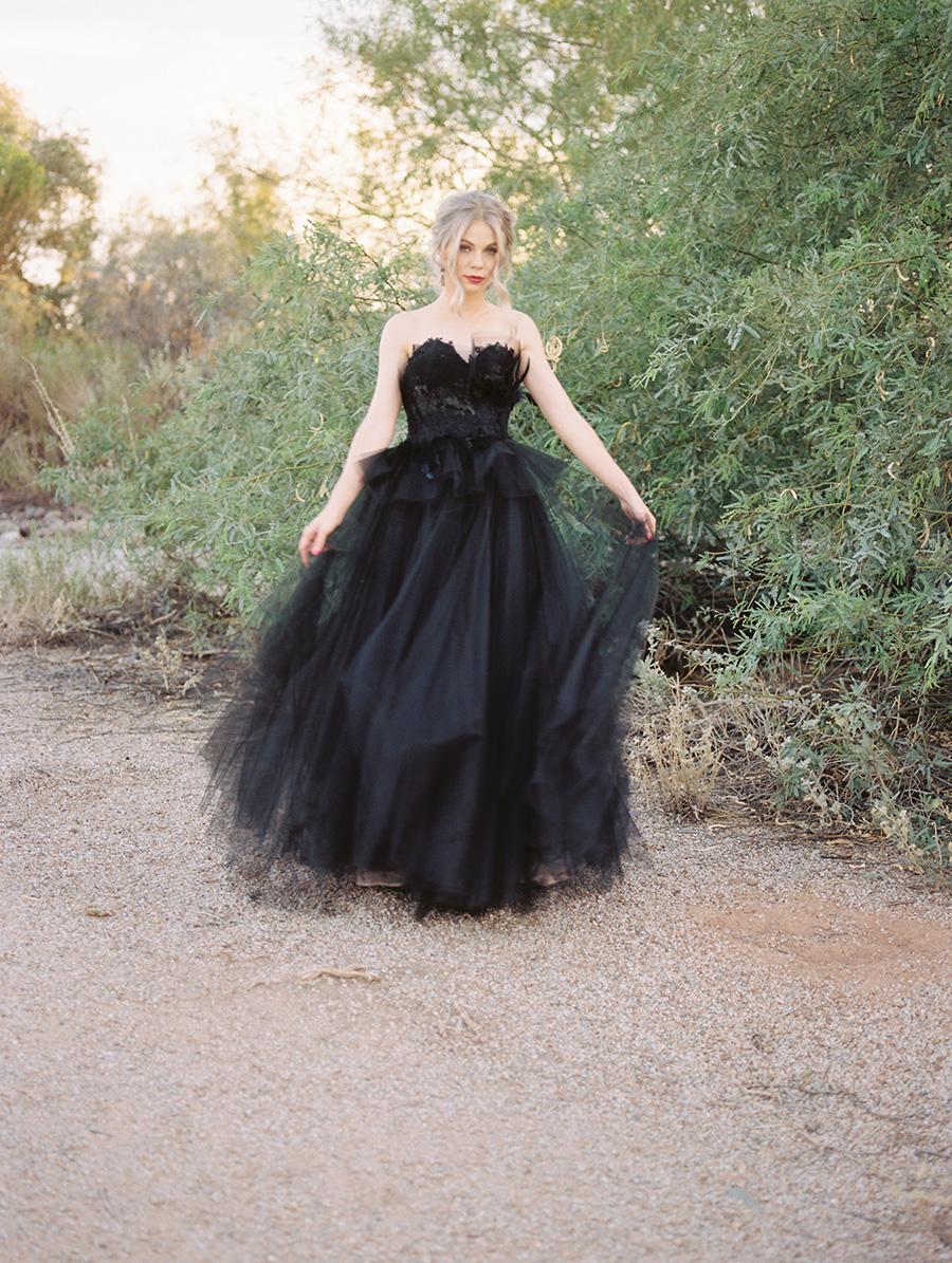 Vestido de novia elegante de tul negro con espalda abierta, estilo princesa, largo y encaje