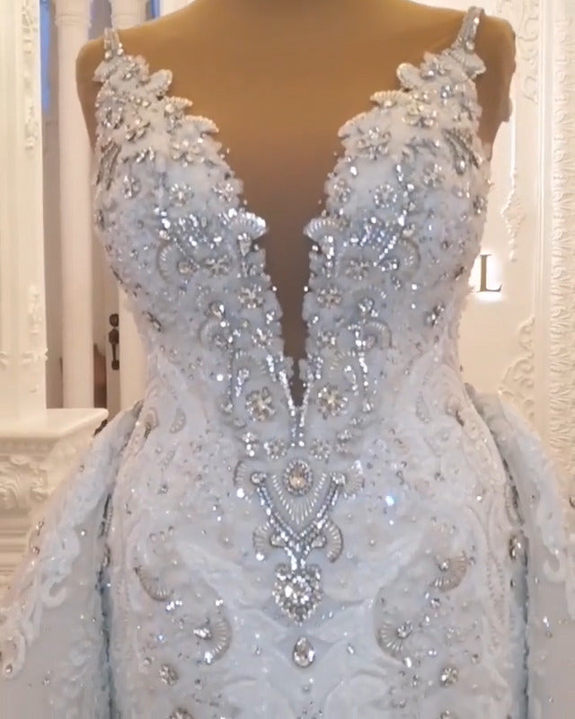 Vestido de novia elegante, largo, con escote en forma de corazón, tirantes finos, apliques de encaje y cristales en la espalda.