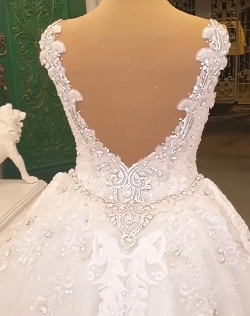 Vestido de novia elegante, largo, con escote en forma de corazón, tirantes finos, apliques de encaje y cristales en la espalda.