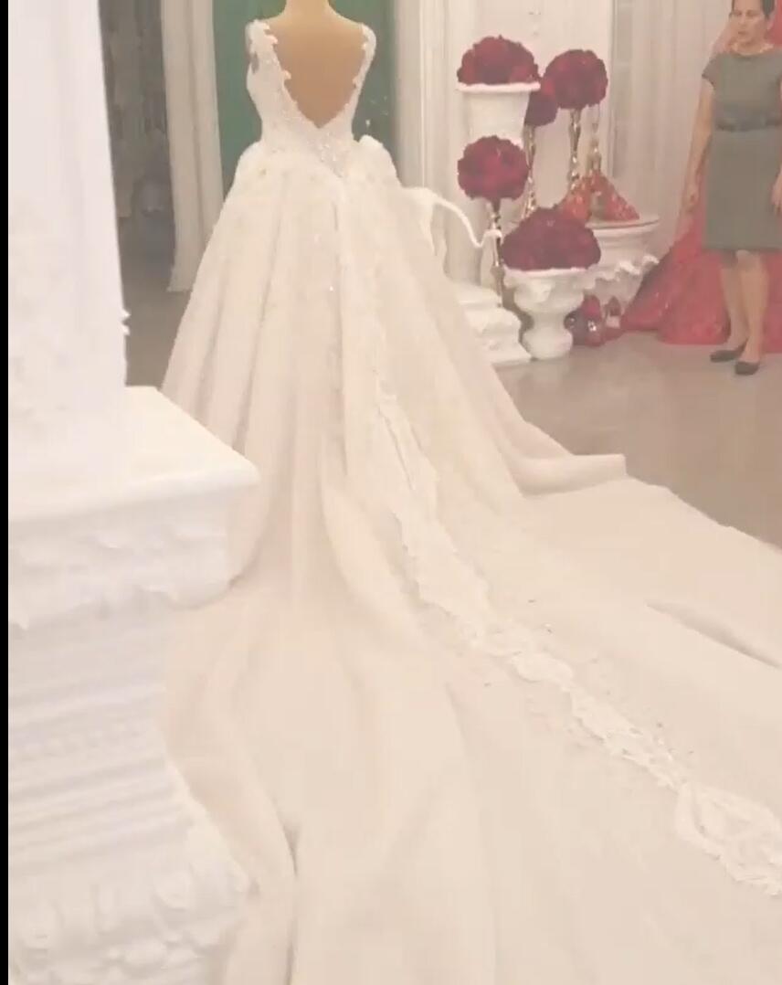 Vestido de novia elegante, largo, con escote en forma de corazón, tirantes finos, apliques de encaje y cristales en la espalda.