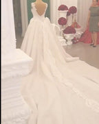 Vestido de novia elegante, largo, con escote en forma de corazón, tirantes finos, apliques de encaje y cristales en la espalda.