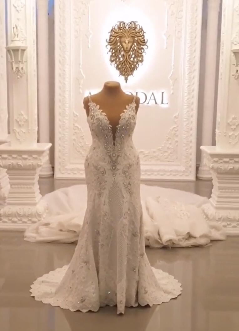 Vestido de novia elegante, largo, con escote en forma de corazón, tirantes finos, apliques de encaje y cristales en la espalda.