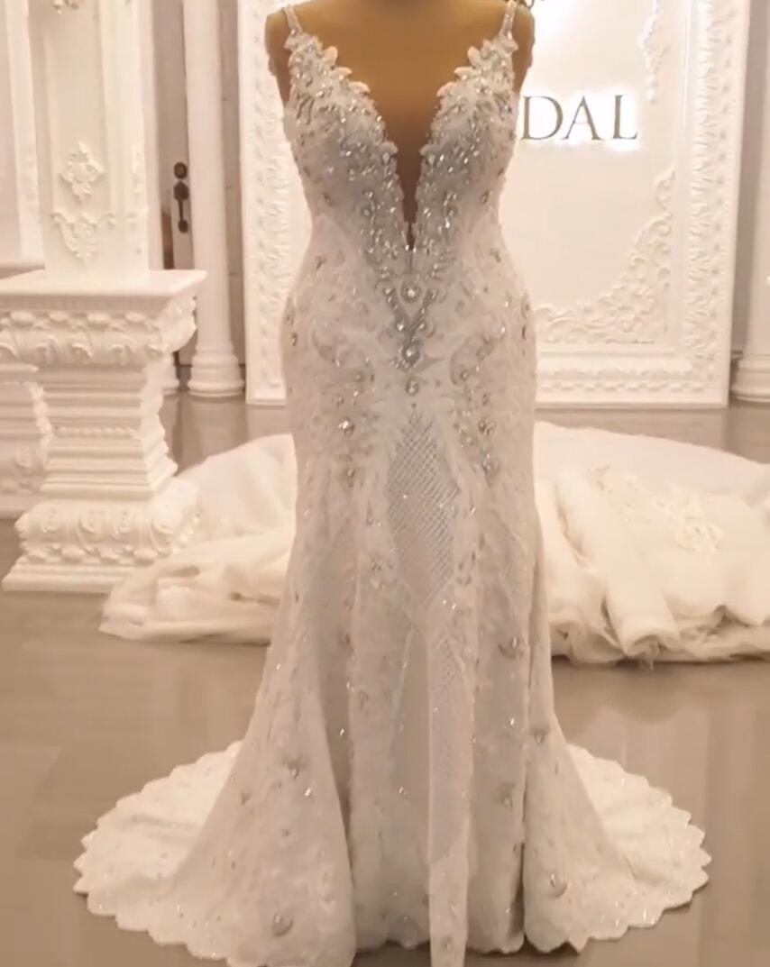 Vestido de novia elegante, largo, con escote en forma de corazón, tirantes finos, apliques de encaje y cristales en la espalda.