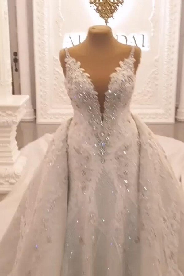 Vestido de novia elegante, largo, con escote en forma de corazón, tirantes finos, apliques de encaje y cristales en la espalda.