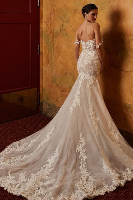 Elegante vestido de novia de sirena sin mangas con hombros descubiertos y encaje con apliques