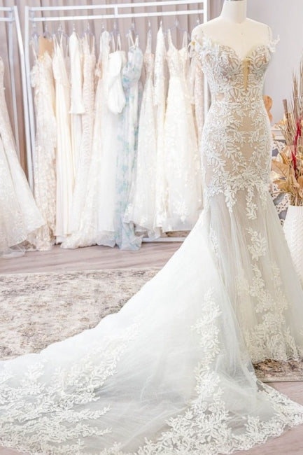 Elegante vestido de novia de sirena sin mangas con hombros descubiertos y encaje con apliques