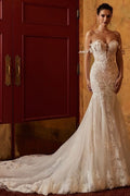 Elegante vestido de novia de sirena sin mangas con hombros descubiertos y encaje con apliques