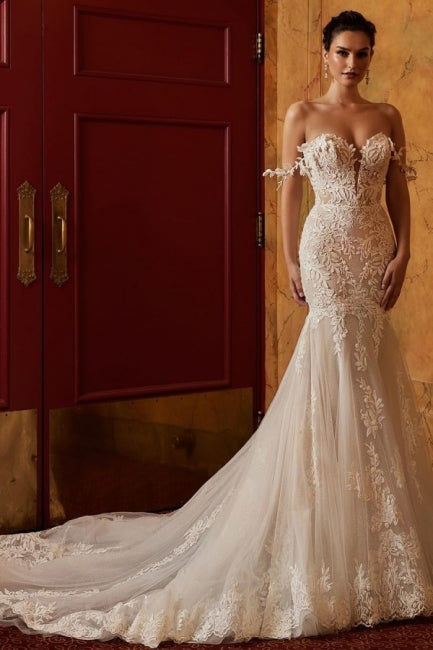 Elegante vestido de novia de sirena sin mangas con hombros descubiertos y encaje con apliques