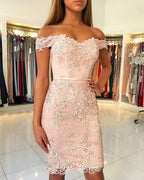 Vestido de fiesta elegante de encaje con hombros descubiertos y corte sirena corto