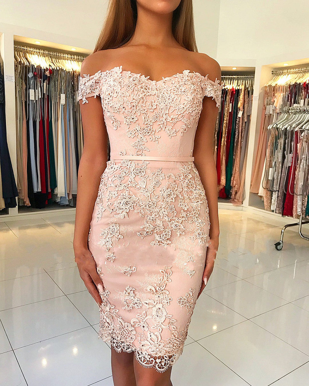 Vestido de fiesta elegante de encaje con hombros descubiertos y corte sirena corto