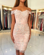 Vestido de fiesta elegante de encaje con hombros descubiertos y corte sirena corto