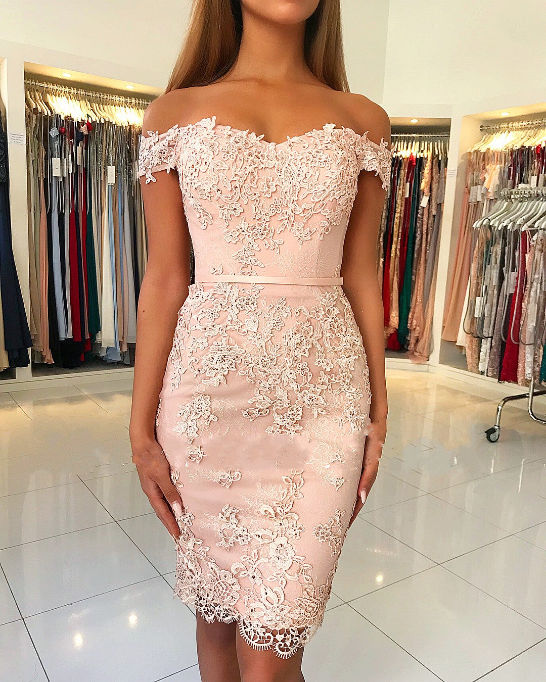 Elegantes kurzes schulterfreies Ballkleid aus Spitze im Meerjungfrauenstil