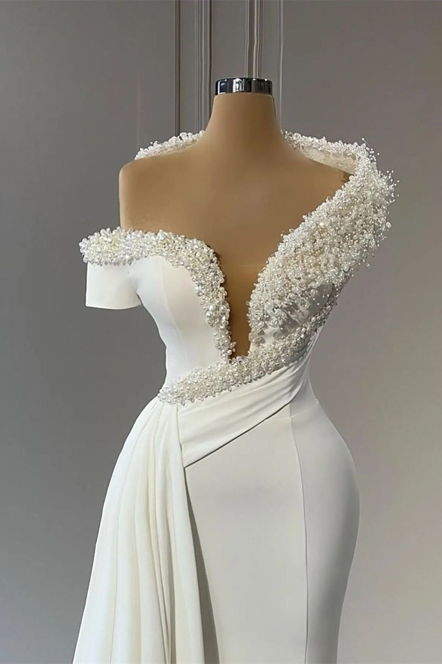 Elegante V-Ausschnitt Off-the-Shoulder Perlenbesetzte Ärmellose Meerjungfrau Brautkleider