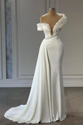 Elegante vestido de novia de corte sirena, sin mangas, con escote en V y hombros descubiertos y cuentas