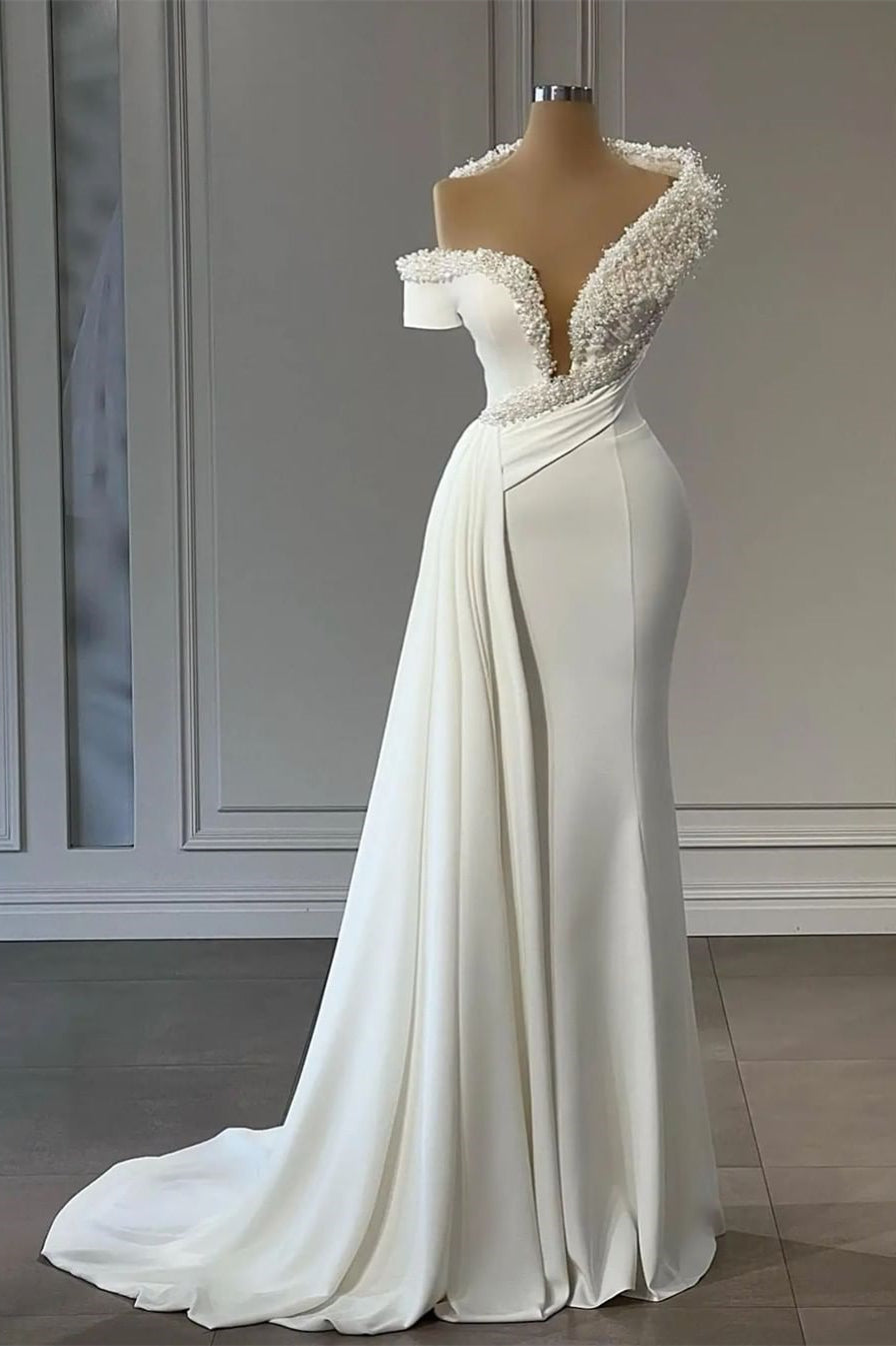 Elegante vestido de novia de corte sirena, sin mangas, con escote en V y hombros descubiertos y cuentas
