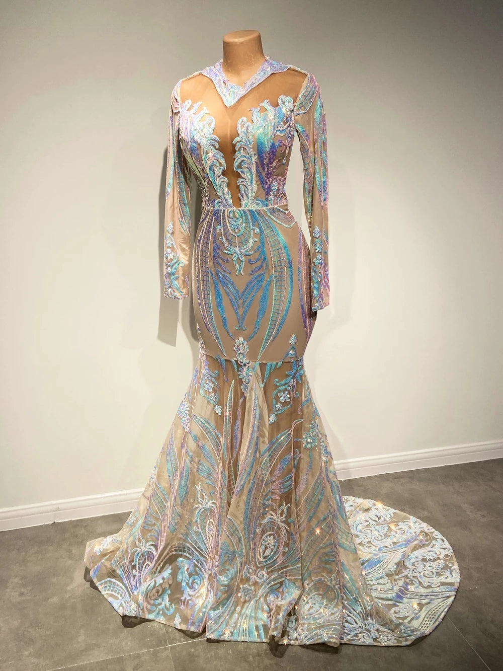 Elegante vestido de fiesta de sirena con escote en V, lentejuelas y mangas largas hasta el suelo