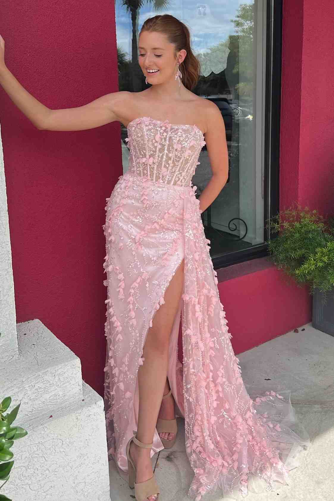 Clio | Vestido de fiesta largo de sirena con abertura alta, sin tirantes y estampado floral 3D en rosa