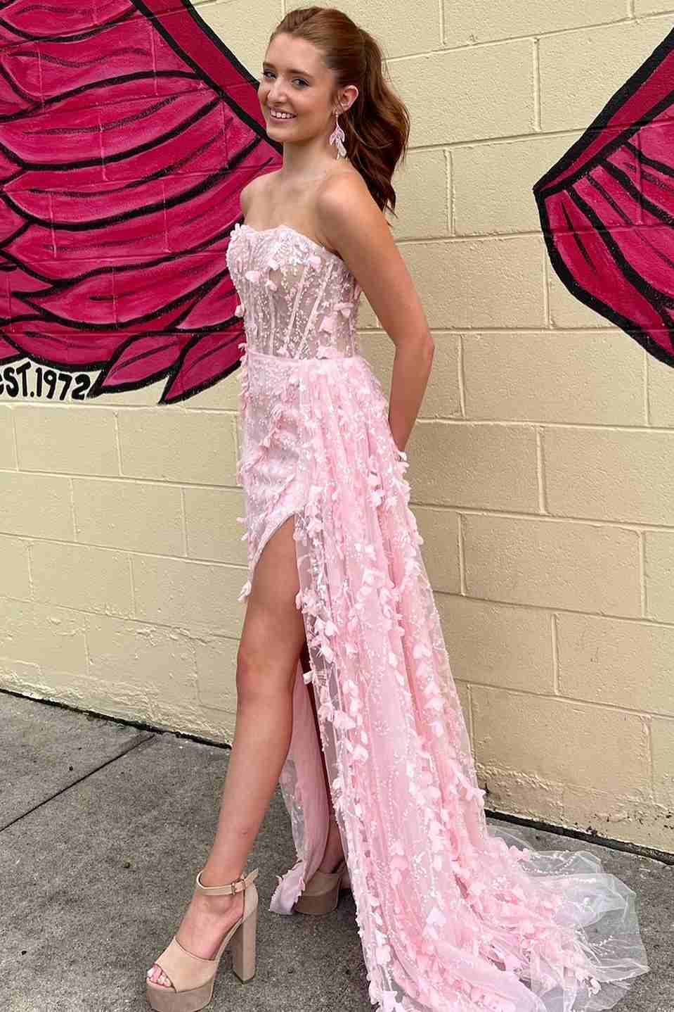 Clio | Vestido de fiesta largo de sirena con abertura alta, sin tirantes y estampado floral 3D en rosa