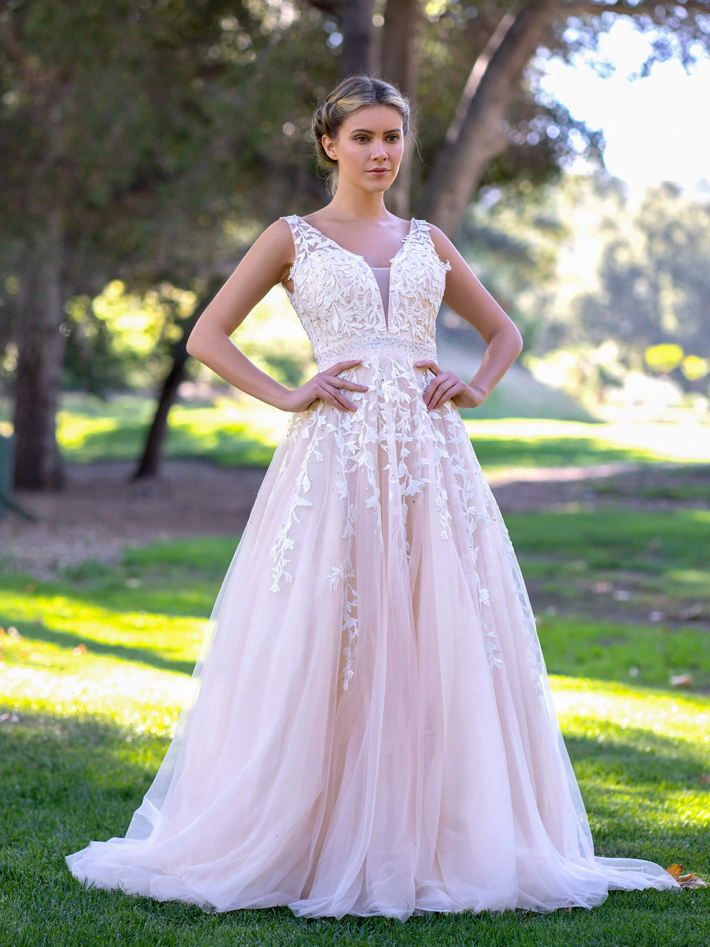Ballkleid mit V-Ausschnitt, Applikationen, Spitze und Tüll