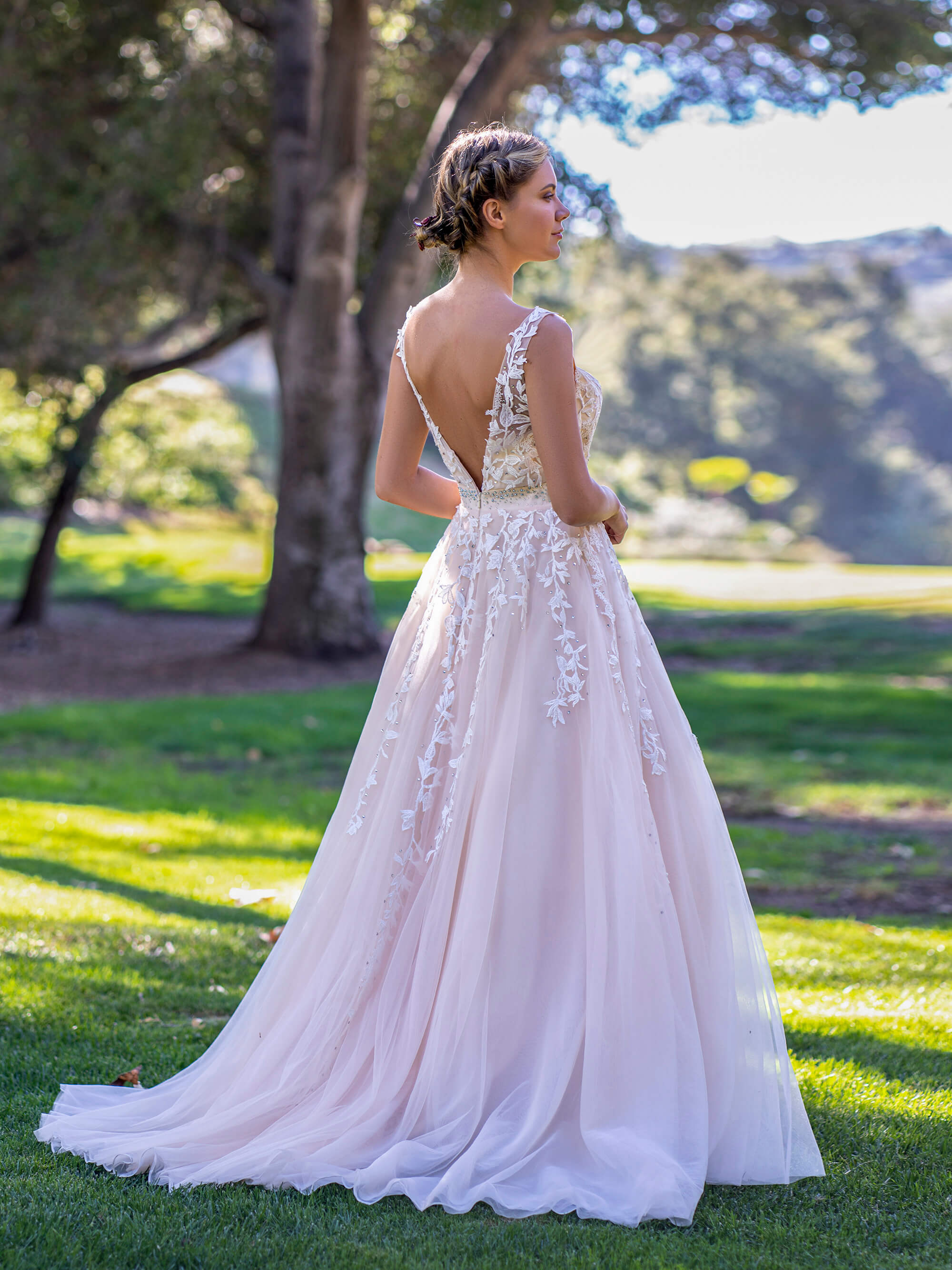 Ballkleid mit V-Ausschnitt, Applikationen, Spitze und Tüll
